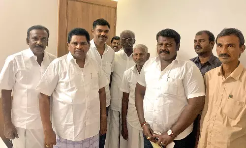 ஆறுமுகநேரி அருகே வாய்க்கால் ஆக்கிரமிப்பை அகற்றுவதால் நூற்றுக்கணக்கான உப்பளங்கள் பாதிப்பு - தடுத்து நிறுத்த அமைச்சர் அனிதா ராதாகிருஷ்ணனிடம் மனு