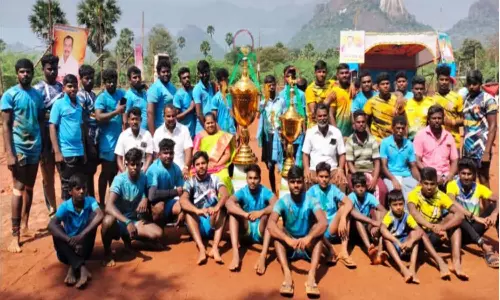 கடையம் அருகே கபடி போட்டியில் வெற்றி பெற்றவர்களுக்கு கோப்பை