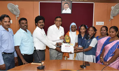 பள்ளி மாணவ, மாணவிகளை அழைத்து பாராட்டிய கலெக்டர்