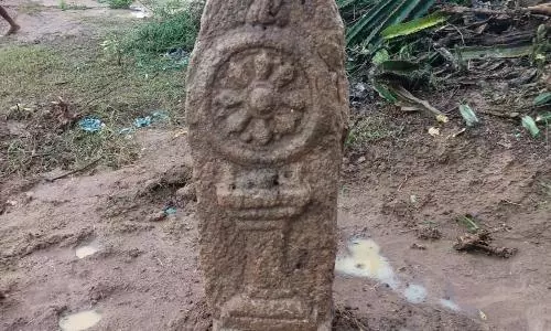 தர்மசக்கர புடைப்பு சிற்ப தூண் கண்டெடுப்பு