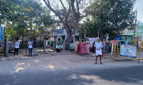 பஸ் நிறுத்தத்தில் நிழற்குடை இல்லாமல் தவிக்கும் கிராம மக்கள்