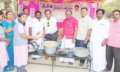அரசு நகராட்சி மேல்நிலைப்பள்ளி மாணவர்களுக்கு சிற்றுண்டி