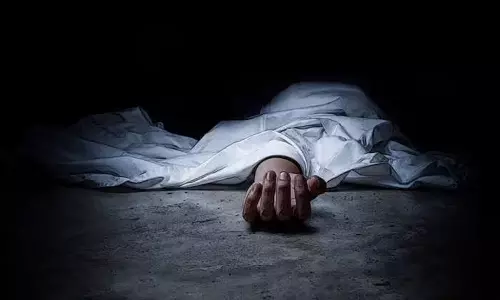 பைக்கில் இருந்து தவறி விழுந்து பெண் பலி