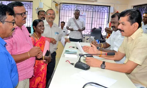 தியாகராஜ நகரில் அடிப்படை வசதிகளை நிறைவேற்றி தர வேண்டும்-மேயரிடம் குடியிருப்போர் நல சங்கத்தினர் மனு