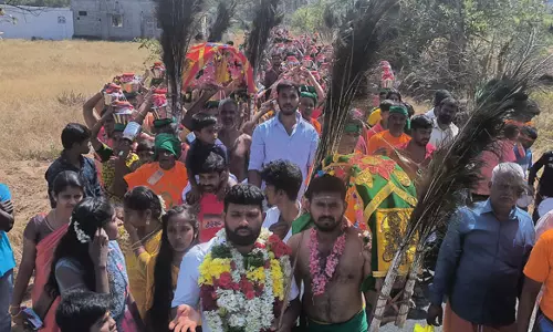 குருந்தமலை கோவிலில் குவிந்த பக்தர்கள் காவடி, பால்குடம் எடுத்து வந்து வழிபாடு