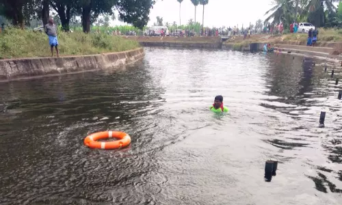 குளிக்கும் போது தண்ணீரில் அடித்து செல்லப்பட்ட தொழிலாளி பிணமாக மீட்பு
