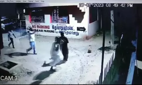 தி.மு.க. கவுன்சிலர் வாலிபர் ஒருவரை தாக்கும் வீடியோ காட்சி