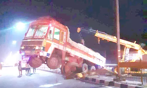 லாரிகள் மோதி டிரைவர் பலி