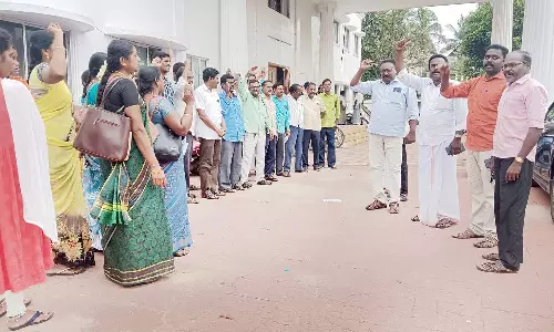 செம்பனார்கோயிலில் ஊராட்சி வளர்ச்சி சங்கத்தினர் ஆர்ப்பாட்டம்