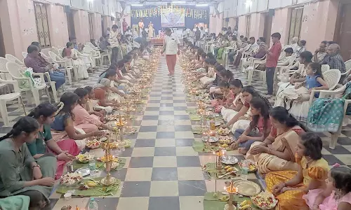 திருவிளக்கு  பூஜையில் கலாச்சார நிகழ்ச்சிகள் நடத்தி அசத்திய கேரள பெண்கள்