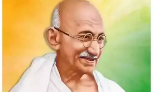 மத்திய பிரதேசத்தில் மகாத்மா காந்தியை விமர்சித்து கவிதை வாசித்த மாணவர்: ஆசிரியருக்கு நோட்டீஸ்