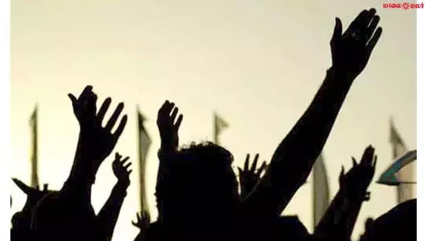 அரசு பள்ளி மாணவ-மாணவிகள் திடீர் சாலை மறியல் அரசு பள்ளி மாணவ-மாணவிகள் திடீர் சாலை மறியல்