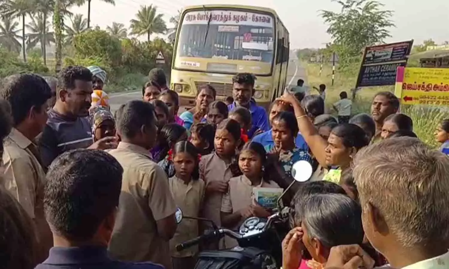 அரசு பஸ்சை சிறைப்பிடித்து மாணவர்கள் போராட்டம் அரசு பஸ்சை சிறைப்பிடித்து மாணவர்கள் போராட்டம்