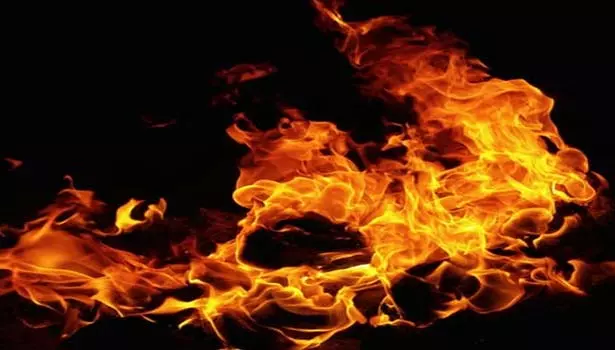 கடலூரில் 2 குழந்தை உள்பட 3 பேர் எரித்துக்கொலை- 3 பேர் கவலைக்கிடம் கடலூரில் 2 குழந்தை உள்பட 3 பேர் எரித்துக்கொலை- 3 பேர் கவலைக்கிடம்