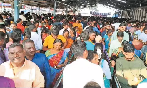 சிறுவாபுரி முருகன் கோவிலில் 2 மணி நேரம் காத்திருந்து சாமி தரிசனம் செய்த பக்தர்கள்