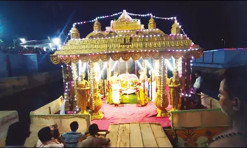 உவரி சுயம்புலிங்க சுவாமி கோவிலில் தெப்பத் திருவிழாவில் திரளான பக்தர்கள் பங்கேற்பு