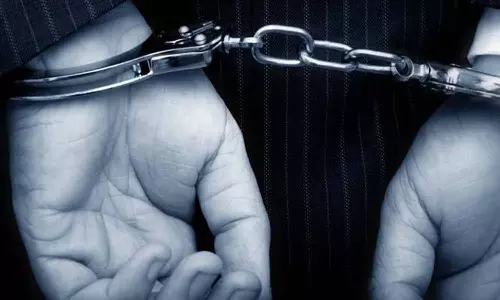 அவிநாசியில் போக்குவரத்து காவலா்களை தாக்கிய வாலிபர் கைது