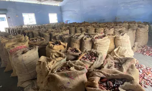 வெள்ளகோவில் வேளாண் ஒழுங்குமுறை விற்பனை கூடத்தில் ரூ.43 லட்சத்திற்கு தேங்காய் பருப்பு விற்பனை