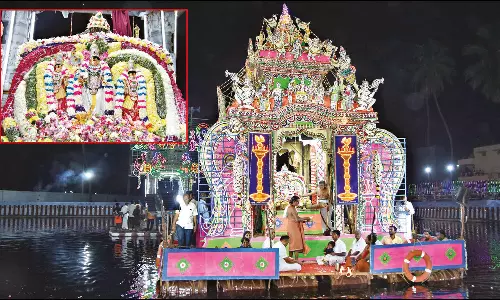 பழனி தைப்பூச திருவிழா: தெப்பத்தேரில் முத்துக்குமாரசாமி, வள்ளி- தெய்வானையுடன் உலா