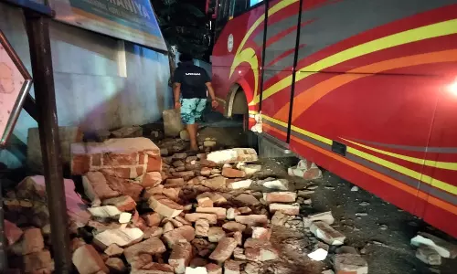 கன்னியாகுமரி அரசு மருத்துவமனைக்கு செல்லும் சாலையில் தோரண நுழைவு வாயிலில் மோதிய சுற்றுலா பஸ்