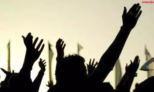 அரசு பள்ளி மாணவ-மாணவிகள் திடீர் சாலை மறியல்