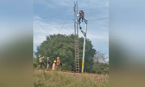 மேட்டூர்- பாவூர்சத்திரம் ரெயில் நிலையங்களுக்கு  இடையே மின்மயமாக்கல் பணி தீவிரம்