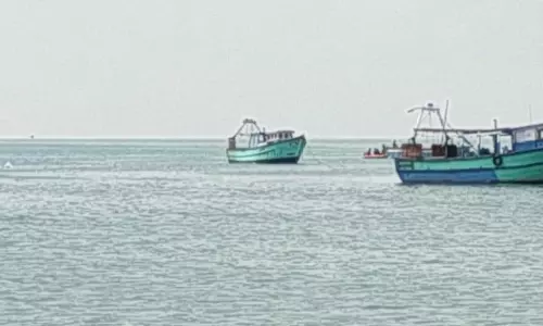 பலகோடி ரூபாய் மதிப்புள்ள தங்கக்கட்டிகள் கடலில் வீச்சு- நாட்டுப்படகில் வந்தவர்கள் கொள்ளையர்களா? என விசாரணை