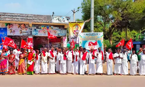 திருமருகலில் விவசாய சங்கத்தினர் ஆர்ப்பாட்டம்