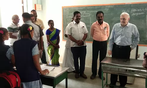 அரசு பள்ளி மாணவர்களுடன் கலந்துரையாடிய ஓய்வு பெற்ற சுப்ரீம் கோர்ட்டு தலைமை நீதிபதி