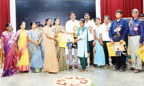 1,961 கல்லூரி மாணவிகளுக்கு உதவித்தொகை