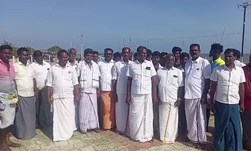 நாட்டுபடகு மீன்பிடி பகுதியில் அத்துமீறல்-விசைபடகுகளை சிறைபிடித்த மீனவர்கள்