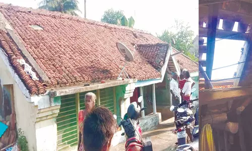 அதிகாரி வீட்டின் ஓட்டை பிரித்து 54 பவுன் நகை கொள்ளை