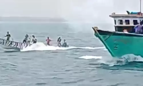 கூடங்குளம் அருகே நடுக்கடலில் மீனவர்கள் மோதல்: நாட்டு வெடிகுண்டு வீச்சு