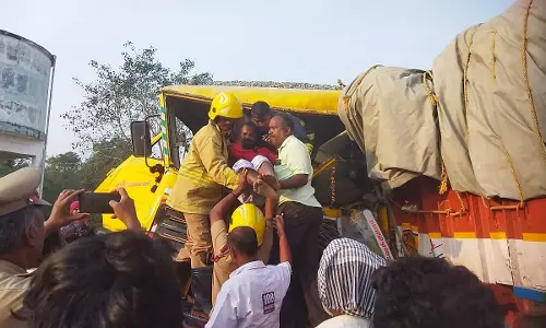 ஜெயங்கொண்டம் அருகே லாரி மோதி விபத்து