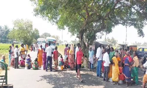 பெண்கள் திடீர் சாலை மறியல்