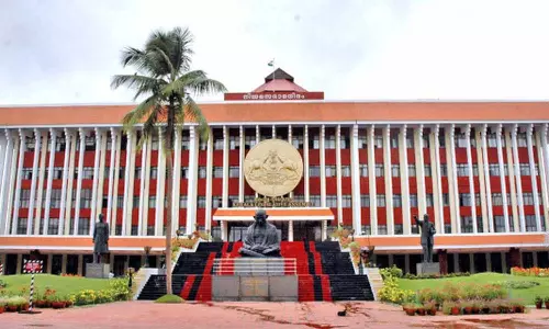 வரியை திரும்பப் பெற கேரள அரசு மறுப்பு- சட்டசபையில் இருந்து காங். கூட்டணி கட்சிகள் வெளிநடப்பு