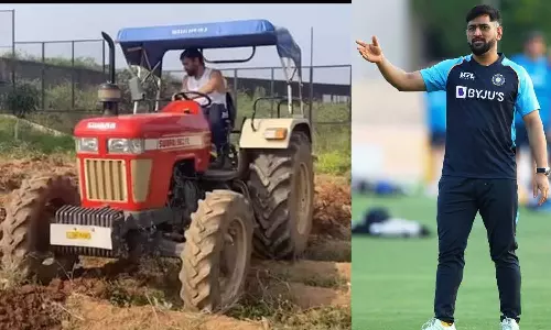 விவசாயியாக மாறிய டோனி... வயலில் டிராக்டர் ஓட்டி அசத்தல்... வைரலாகும் வீடியோ