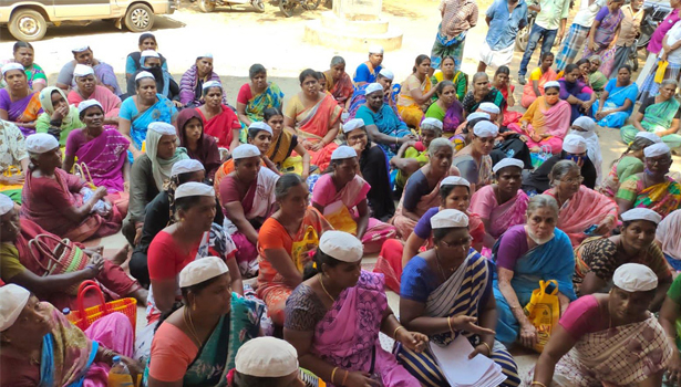 ராசிபுரம் தாலுகா அலுவலகம் முன்பு பெண்கள் தர்ணா ராசிபுரம் தாலுகா அலுவலகம் முன்பு பெண்கள் தர்ணா