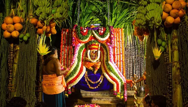 சேலம் சுகவனேஸ்வரர் கோவிலில்அம்மனுக்கு 18 ஆயிரம் வளையல்கள் சாத்துப்படி சேலம் சுகவனேஸ்வரர் கோவிலில்அம்மனுக்கு 18 ஆயிரம் வளையல்கள் சாத்துப்படி