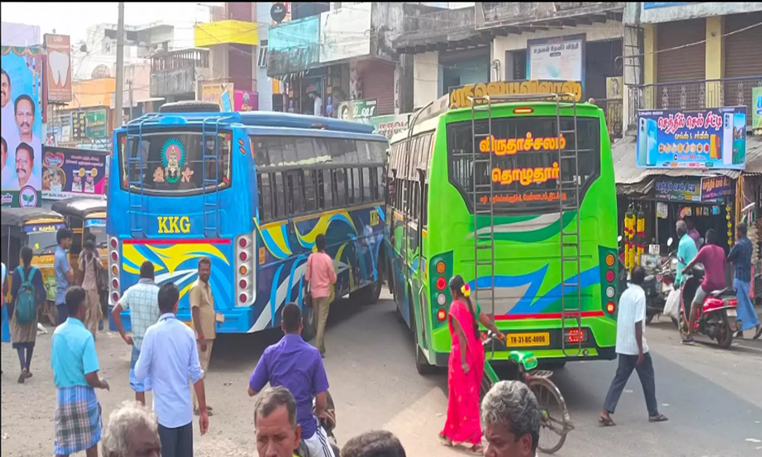 திட்டக்குடியில்  சாலையின் குறுக்கே பஸ்களை நிறுத்தி வாக்குவாதம்:: போக்குவரத்து பாதிப்பு