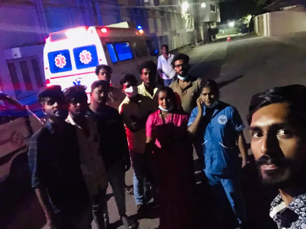 மேட்டுப்பாளையம் சாலையை துரிதமாக கடந்து குழந்தையை காப்பாற்றிய ஆம்புலன்ஸ் டிரைவர்கள் மேட்டுப்பாளையம் சாலையை துரிதமாக கடந்து குழந்தையை காப்பாற்றிய ஆம்புலன்ஸ் டிரைவர்கள்