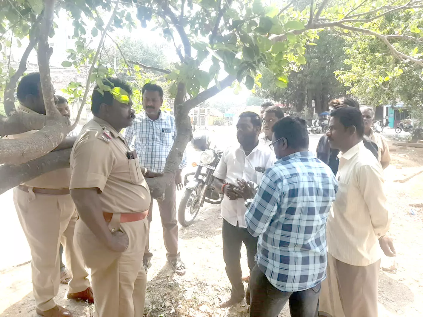 பொம்மிடியில்  டிரான்ஸ்பார்மர் அமைக்க பொதுமக்கள் எதிர்ப்பு