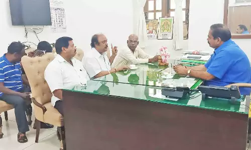 அனைத்து வாய்க்கால்களை தூர் வாரவேண்டும்.