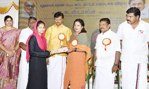 புதுமைப் பெண் திட்டத்தில் 290 மாணவிகளுக்கு ஏ.டி.எம். கார்டுகலெக்டர் வழங்கினார்