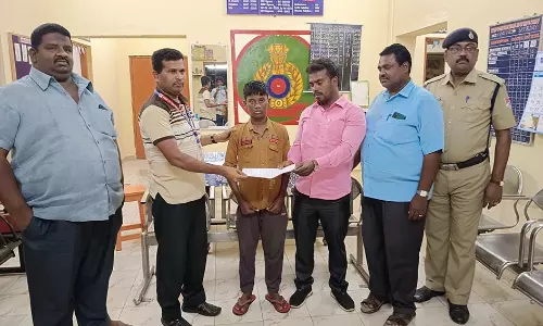 பெற்றோர் திட்டியதால் வீட்டில் இருந்து வெளியேறிய சென்னை மாணவன் திண்டிவனம் ரெயில் நிலையத்தில் மீட்பு