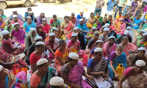 ராசிபுரம் தாலுகா அலுவலகம் முன்பு பெண்கள் தர்ணா