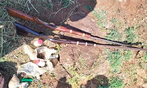 விவசாய தோட்டத்தில் பதுக்கிய 2 நாட்டுத் துப்பாக்கி, வெடிமருந்து பறிமுதல்