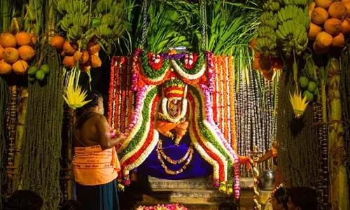 சேலம் சுகவனேஸ்வரர் கோவிலில்அம்மனுக்கு 18 ஆயிரம் வளையல்கள் சாத்துப்படி