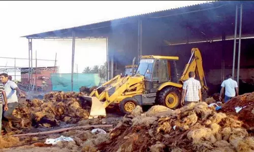 தாரமங்கலம் அருகே தேங்காய் நார் குடோனில் தீ விபத்து