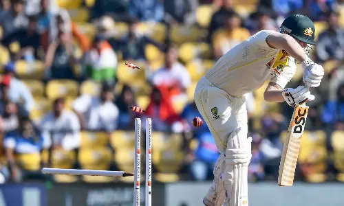 முதல் டெஸ்ட் போட்டி: தேநீர் இடைவேளை வரை 8 விக்கெட்டுகளை இழந்து ஆஸ்திரேலியா திணறல்